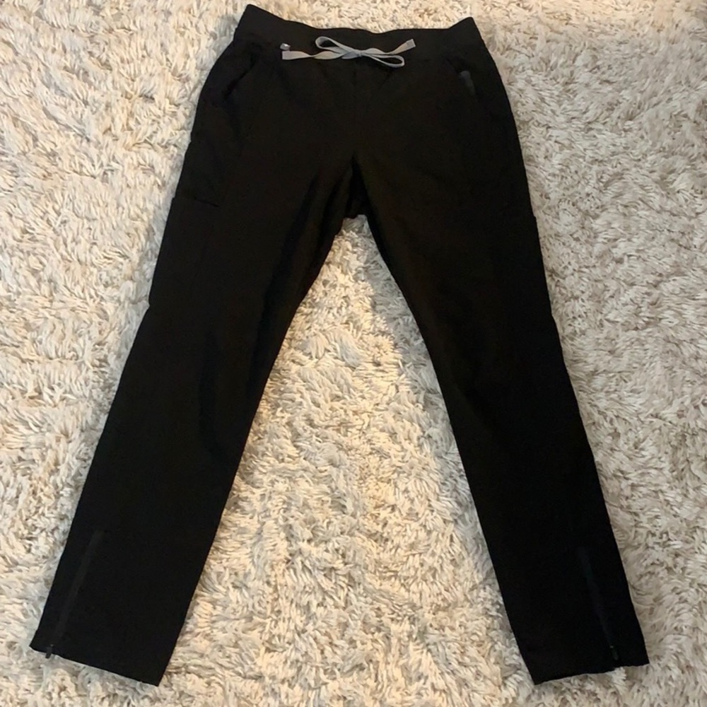 FIGS Women’s Alwar Slim-Fit Cargo Scrub Pants